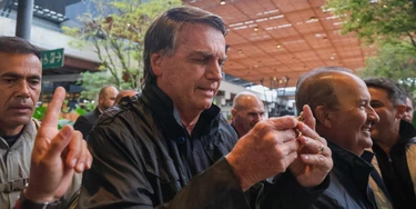 Ex-presidente Jair Bolsonaro chega ao aeroporto internacional de Florianópolis. Foto: Ricardo Trida/Folhapress Ex-presidente Jair Bolsonaro chega ao aeroporto internacional de Florianópolis. Foto: Ricardo Trida/Folhapress