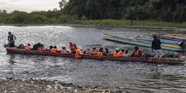 Migrantes ajudam a empurrar canoa pelo rio Turqueza. Meteti, Panamá, 31.01.2024 Migrantes ajudam a empurrar canoa pelo rio Turqueza. Meteti, Panamá, 31.01.2024