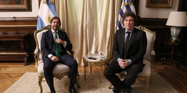 O presidente uruguaio Luis Alberto Lacalle Pou ao lado de Javier Milei, presidente da Argentina. Foto: Oficina del Presidente O presidente uruguaio Luis Alberto Lacalle Pou ao lado de Javier Milei, presidente da Argentina. Foto: Oficina del Presidente