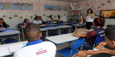 Estudantes de Alagoas estão sendo cadastrados em plataforma de empresa condenada pela CGU. Foto: Seduc/AL. Estudantes de Alagoas estão sendo cadastrados em plataforma de empresa condenada pela CGU. Foto: Seduc/AL.