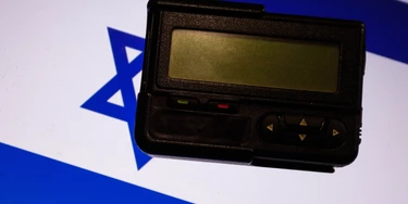 SÃO PAULO, SP - 18.09.2024: ISRAEL PLANTOU EXPLOSIVOS EM PAGERS - Uma fonte de segurança libanesa disse que a agência de espionagem israelense Mossad, plantou explosivos em 5 mil pagers do grupo Hezbollat, depois que milhares de aparelhos foram detonados no Líbano, matando 9 pessoas e deixando milhares feridas na última terça-feira (17). (Foto: Aloisio Mauricio /Fotoarena/Folhapress) ORG XMIT: 2615897 SÃO PAULO, SP - 18.09.2024: ISRAEL PLANTOU EXPLOSIVOS EM PAGERS - Uma fonte de segurança libanesa disse que a agência de espionagem israelense Mossad, plantou explosivos em 5 mil pagers do grupo Hezbollat, depois que milhares de aparelhos foram detonados no Líbano, matando 9 pessoas e deixando milhares feridas na última terça-feira (17). (Foto: Aloisio Mauricio /Fotoarena/Folhapress) ORG XMIT: 2615897