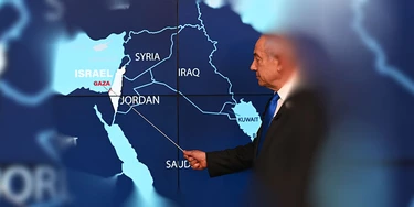 Benjamin Netanyahu, primeiro-ministro de Israel, aponta para o mapa da região em conferência de imprensa em 05/09/2024. Benjamin Netanyahu, primeiro-ministro de Israel, aponta para o mapa da região em conferência de imprensa em 05/09/2024.