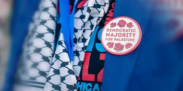 Manifestante usa broche com os dizeres "Maioria Democrata pela Palestina" na convenção do Partido Democrata dos EUA, em 22/08/2004, em Chicago. Manifestante usa broche com os dizeres "Maioria Democrata pela Palestina" na convenção do Partido Democrata dos EUA, em 22/08/2004, em Chicago.
