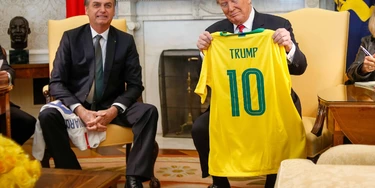 WASHINGTON, EUA, 19.03.2019 - Jair Bolsonaro presenteia Donald Trump com camisa da seleção do Brasil de futebol - O presidente dos Estados Unidos, Donald Trump, recebe o presidente do Brasil, Jair Bolsonaro, na Casa Branca em Washington, nos Estados Unidos. (Foto: Vanessa Carvalho/Brazil Photo Press/Folhapress) WASHINGTON, EUA, 19.03.2019 - Jair Bolsonaro presenteia Donald Trump com camisa da seleção do Brasil de futebol - O presidente dos Estados Unidos, Donald Trump, recebe o presidente do Brasil, Jair Bolsonaro, na Casa Branca em Washington, nos Estados Unidos. (Foto: Vanessa Carvalho/Brazil Photo Press/Folhapress)