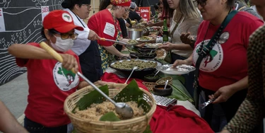 SÃO PAULO, SP, 29.04.2023, MST inaugura a "Cozinha Escola pra Brilha Dona Ilda Martins!". Na foto, o banquete sendo servido. (Foto: Marlene Bergamo/Folhapress) SÃO PAULO, SP, 29.04.2023, MST inaugura a "Cozinha Escola pra Brilha Dona Ilda Martins!". Na foto, o banquete sendo servido. (Foto: Marlene Bergamo/Folhapress)