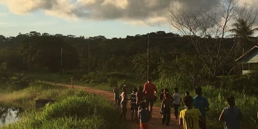 Crianças Cinta Larga no caminho da aldeia até o Rio Roosevelt (Crédito: Divulgação) Crianças Cinta Larga no caminho da aldeia até o Rio Roosevelt (Crédito: Divulgação)