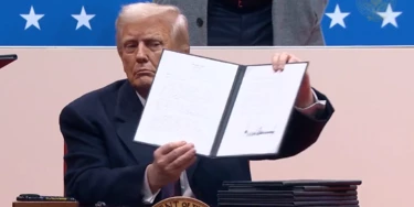 Trump editou vários decretos que atingem minorias, em especial imigrantes. Trump editou vários decretos que atingem minorias, em especial imigrantes.