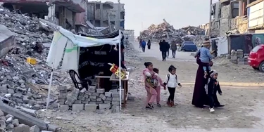 Palestinos em Gaza tentam sobreviver enquanto aguardam cessar-fogo. Palestinos em Gaza tentam sobreviver enquanto aguardam cessar-fogo.