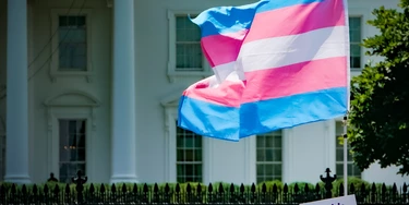Pessoas trans protestam diante da Casa Branca durante o primeiro governo Trump. Pessoas trans protestam diante da Casa Branca durante o primeiro governo Trump.