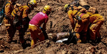 no dia 25 de janeiro de 2019, o Brasil e o mundo presenciariam a maior tragedia ambiental do país. Às 12h28min20s, a barragem do Corrego do Feijao, da mineiradora Vale S.A, em Brumadinho, se rompeu e carregou tudo que estava a sua frente. Inclusive 272 vidas,. A foto e do 2019 e mostra o rastro de destruicao que a lama de rejeito causou por onde passou. (Foto: Rodney Costa/Zimel Press/Folhapress) no dia 25 de janeiro de 2019, o Brasil e o mundo presenciariam a maior tragedia ambiental do país. Às 12h28min20s, a barragem do Corrego do Feijao, da mineiradora Vale S.A, em Brumadinho, se rompeu e carregou tudo que estava a sua frente. Inclusive 272 vidas,. A foto e do 2019 e mostra o rastro de destruicao que a lama de rejeito causou por onde passou. (Foto: Rodney Costa/Zimel Press/Folhapress)
