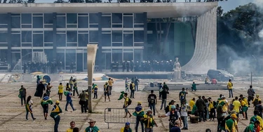 Golpistas invadem a praça dos Três Poderes, em Brasília, no dia 8 de janeiro de 2023. (Foto: Gabriela Biló/Folhapress) Golpistas invadem a praça dos Três Poderes, em Brasília, no dia 8 de janeiro de 2023. (Foto: Gabriela Biló/Folhapress)
