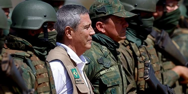 O denunciado pela PGR Braga Netto, ao centro, em treinamento com militares da Marinha em 2021. (Foto: Pedro Ladeira/Folhapress) O denunciado pela PGR Braga Netto, ao centro, em treinamento com militares da Marinha em 2021. (Foto: Pedro Ladeira/Folhapress)