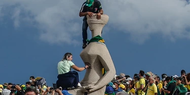 Manifestante picha a estátua da Justiça, na praça dos Três Poderes, no dia 8 de janeiro de 2023 (Foto: Gabriela Biló/Folhapress) Manifestante picha a estátua da Justiça, na praça dos Três Poderes, no dia 8 de janeiro de 2023 (Foto: Gabriela Biló/Folhapress)