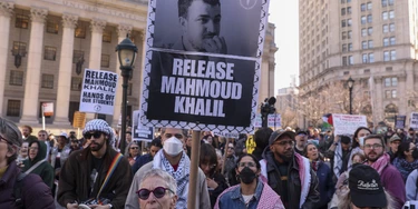 Nova York, EUA, 11 de março de 2025 - pessoas se reúnem para protestar contra a prisão de Mahmoud Khalil e o autoritarismo de Donald Trump. Nova York, EUA, 11 de março de 2025 - pessoas se reúnem para protestar contra a prisão de Mahmoud Khalil e o autoritarismo de Donald Trump.