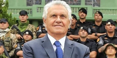 O governador de Goiás, Ronaldo Caiado, do União Brasil, posa ao lado de policiais militares durante evento em Goiânia (Foto: Governo do Estado de Goiás/Divulgação) O governador de Goiás, Ronaldo Caiado, do União Brasil, posa ao lado de policiais militares durante evento em Goiânia (Foto: Governo do Estado de Goiás/Divulgação)
