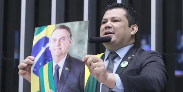 Deputado Gilvan da Federal, do PL do ES, que disse querer a morte de Lula, exibe foto de Bolsonaro durante discurso em 4 de dezembro de 2024 (Foto: Bruno Spada/Câmara dos Deputados) Deputado Gilvan da Federal, do PL do ES, que disse querer a morte de Lula, exibe foto de Bolsonaro durante discurso em 4 de dezembro de 2024 (Foto: Bruno Spada/Câmara dos Deputados)