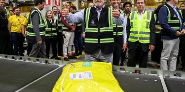 Cajamar (SP), 07/04/2025-Presidente Luiz Inácio Lula da Silva, visita o setor de distribuição do Mercado Livre. Foto: Paulo Pinto/Agência Brasil Cajamar (SP), 07/04/2025-Presidente Luiz Inácio Lula da Silva, visita o setor de distribuição do Mercado Livre. Foto: Paulo Pinto/Agência Brasil