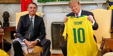 Jair Bolsonaro presenteia Donald Trump com camisa da seleção de futebol do Brasil, em novembro de 2020, na Casa Branca (Foto: Vanessa Carvalho/Brazil Photo Press/Folhapress) Jair Bolsonaro presenteia Donald Trump com camisa da seleção de futebol do Brasil, em novembro de 2020, na Casa Branca (Foto: Vanessa Carvalho/Brazil Photo Press/Folhapress)