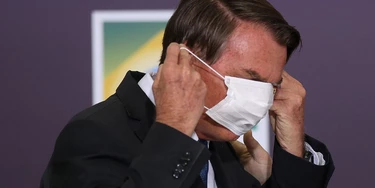 Jair Bolsonaro se atrapalha com máscara de proteção durante entrevista sobre medidas para conter a pandemia de covid-19, em março de 2020 (Foto: Pedro Ladeira/Folhapress) Jair Bolsonaro se atrapalha com máscara de proteção durante entrevista sobre medidas para conter a pandemia de covid-19, em março de 2020 (Foto: Pedro Ladeira/Folhapress)