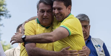 Jair Bolsonaro abraça o deputado federal Alexandre Ramagem durante campanha eleitoral de 2024. Os dois são réus no STF pela trama golpista (Foto: Eduardo Anizelli/Folhapress) Jair Bolsonaro abraça o deputado federal Alexandre Ramagem durante campanha eleitoral de 2024. Os dois são réus no STF pela trama golpista (Foto: Eduardo Anizelli/Folhapress)