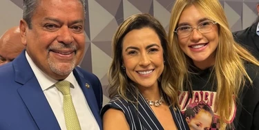 Influenciadora Virginia Fonseca (à direita) posa para foto com o presidente da CPI das Bets, Dr. Hiran, e da relatora, Soraya Thronicke (Foto: Reprodução) Influenciadora Virginia Fonseca (à direita) posa para foto com o presidente da CPI das Bets, Dr. Hiran, e da relatora, Soraya Thronicke (Foto: Reprodução)