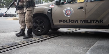 SALVADOR, BA - 06.09.2023 - Policiais Militares ao lado de uma viatura no bairro de Alto das Pombas, um bairro popular localizado na região central de Salvador. (Foto: Rafaela Araújo/Folhapress) SALVADOR, BA - 06.09.2023 - Policiais Militares ao lado de uma viatura no bairro de Alto das Pombas, um bairro popular localizado na região central de Salvador. (Foto: Rafaela Araújo/Folhapress)