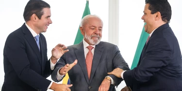 Presidente Lula durante encontro no Palácio do Planalto com o presidente da Câmara, Hugo Motta (à esquerda), e o presidente do Senado, Davi Alcolumbre (Foto: Gabriela Biló/Folhapress) Presidente Lula durante encontro no Palácio do Planalto com o presidente da Câmara, Hugo Motta (à esquerda), e o presidente do Senado, Davi Alcolumbre (Foto: Gabriela Biló/Folhapress)