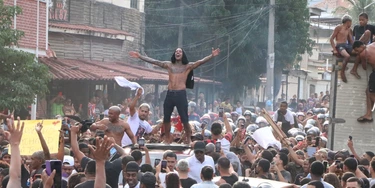 Tumulto marcou a saída de MC Poze do Rodo da prisão em Bangu, na zona oeste do Rio de Janeiro, na tarde de terça-feira, 3 (Foto: José Lucena/Thenews2/Folhapress) Tumulto marcou a saída de MC Poze do Rodo da prisão em Bangu, na zona oeste do Rio de Janeiro, na tarde de terça-feira, 3 (Foto: José Lucena/Thenews2/Folhapress)