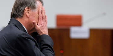 Réu por tentativa de golpe, Jair Bolsonaro reage durante interrogatório no STF (Foto: Diego Herculano/Reuters/Folhapress) Réu por tentativa de golpe, Jair Bolsonaro reage durante interrogatório no STF (Foto: Diego Herculano/Reuters/Folhapress)