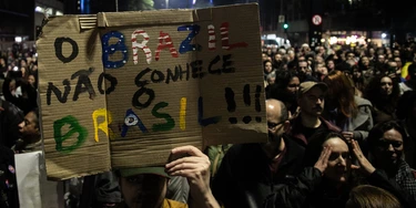 SÃO PAULO (SP) ? Cidade / Política ? Movimentos populares realizam manifestação nesta quinta-feira (10), na Avenida Paulista, com críticas ao Congresso Nacional. Com o mote ?Congresso inimigo do povo?, o ato denuncia o avanço de pautas como a reforma administrativa e cortes em políticas sociais.
Os manifestantes também protestam contra os tarifaços anunciados pelo governo Donald Trump, que elevaram taxas sobre produtos brasileiros e reacenderam o debate sobre soberania e dependência econômica. A mobilização ocorre em diversas capitais do país. (Foto: Bia Borges/Ofotográfico/Folhapress) SÃO PAULO (SP) ? Cidade / Política ? Movimentos populares realizam manifestação nesta quinta-feira (10), na Avenida Paulista, com críticas ao Congresso Nacional. Com o mote ?Congresso inimigo do povo?, o ato denuncia o avanço de pautas como a reforma administrativa e cortes em políticas sociais.
Os manifestantes também protestam contra os tarifaços anunciados pelo governo Donald Trump, que elevaram taxas sobre produtos brasileiros e reacenderam o debate sobre soberania e dependência econômica. A mobilização ocorre em diversas capitais do país. (Foto: Bia Borges/Ofotográfico/Folhapress)