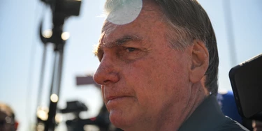 Jair Bolsonaro fala à imprensa depois de ter sido levado pela Polícia Federal para botar uma tornozeleira eletrônica (Foto: Mateus Bonomi/Reuters/Folhapress) Jair Bolsonaro fala à imprensa depois de ter sido levado pela Polícia Federal para botar uma tornozeleira eletrônica (Foto: Mateus Bonomi/Reuters/Folhapress)