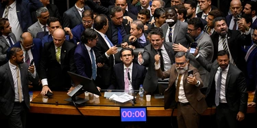 Hugo Motta, presidente da Câmara, só conseguiu sentar na cadeira da presidência após negociar com bolsonaristas Foto: Mateus Banomi/Reuters/Folhapress) Hugo Motta, presidente da Câmara, só conseguiu sentar na cadeira da presidência após negociar com bolsonaristas Foto: Mateus Banomi/Reuters/Folhapress)