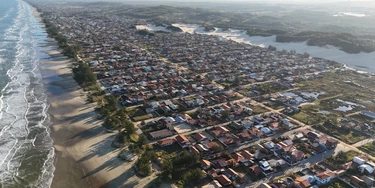 Deputados e senadores de SC querem reduzir área de proteção ambiental para proteger imóveis de luxo Deputados e senadores de SC querem reduzir área de proteção ambiental para proteger imóveis de luxo