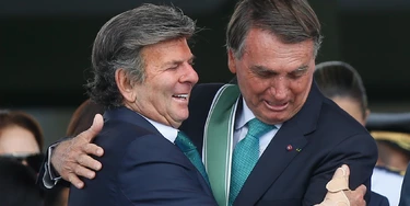 Fux e Bolsonaro se abraçam durante cerimônia para o Dia do Exército, em Brasília, no dia 19 de abril de 2022 (Foto: Gabriela Biló/Folhapress) Fux e Bolsonaro se abraçam durante cerimônia para o Dia do Exército, em Brasília, no dia 19 de abril de 2022 (Foto: Gabriela Biló/Folhapress)