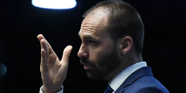 BRASÍLIA, DF, 22.10.2019 - O deputado federal Eduardo Bolsonaro, líder do PSL (Partido Social Liberal) na Câmara dos Deputados, durante votação em segundo turno do texto principal na nova Previdência, no plenário do Senado Federal, em Brasília (DF). (Foto: Edu Andrade/Fatopress/Folhapress) BRASÍLIA, DF, 22.10.2019 - O deputado federal Eduardo Bolsonaro, líder do PSL (Partido Social Liberal) na Câmara dos Deputados, durante votação em segundo turno do texto principal na nova Previdência, no plenário do Senado Federal, em Brasília (DF). (Foto: Edu Andrade/Fatopress/Folhapress)