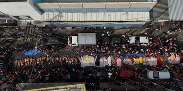 Moradores enfileiraram dezenas de corpos encontrados após operação da polícia no Rio de Janeiro (Foto Ricardo Moraes/Reuters/Folhapress) Moradores enfileiraram dezenas de corpos encontrados após operação da polícia no Rio de Janeiro (Foto Ricardo Moraes/Reuters/Folhapress)