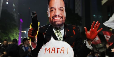 Após a chacina com mais de 120 mortes, Castro tem sido criticado em protestos como o realizado em São Paulo, na sexta-feira passada (Foto: Marina Uezima/Brazil Photo Press/Folhapress) Após a chacina com mais de 120 mortes, Castro tem sido criticado em protestos como o realizado em São Paulo, na sexta-feira passada (Foto: Marina Uezima/Brazil Photo Press/Folhapress)