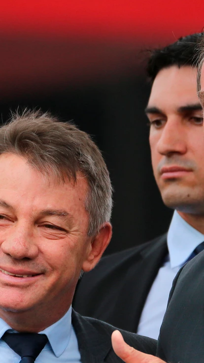 Antonio Denarium, governador de Roraima, e Jair Bolsonaro: estratégia que transformou folhetos de ofertas em santinhos eleitorais turbinou o número 17, do PSL, antes do segundo turno em 2018. Antonio Denarium, governador de Roraima, e Jair Bolsonaro: estratégia que transformou folhetos de ofertas em santinhos eleitorais turbinou o número 17, do PSL, antes do segundo turno em 2018.