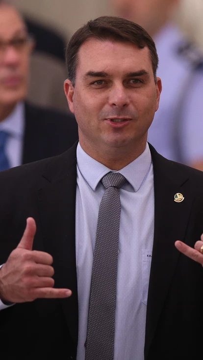 Senador Flávio Bolsonaro durante cerimônia de posse do novo Ministro da Saúde Nelson Teich, no dia 17 de abril. Senador Flávio Bolsonaro durante cerimônia de posse do novo Ministro da Saúde Nelson Teich, no dia 17 de abril.