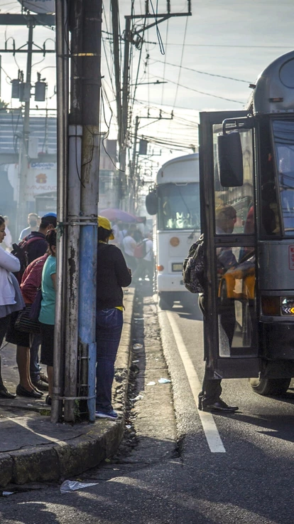 Passageiros fazem fila para embarcar em um ônibus em San Salvador, em 19 de julho de 2022. A aposta de El Salvador no bitcoin está exacerbando a crise da dívida do país. Passageiros fazem fila para embarcar em um ônibus em San Salvador, em 19 de julho de 2022. A aposta de El Salvador no bitcoin está exacerbando a crise da dívida do país.