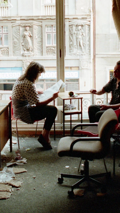 Um casal bósnio lê o jornal em seu apartamento bombardeado na Avenida Marechal Tito, em Sarajevo, em 1992. Um casal bósnio lê o jornal em seu apartamento bombardeado na Avenida Marechal Tito, em Sarajevo, em 1992.