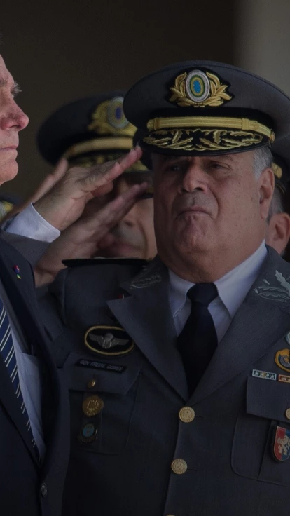 Militares batem continência para Jair Bolsonaro. Em seu governo, colegas da Aman tiveram cargos e promoções com supersalários.