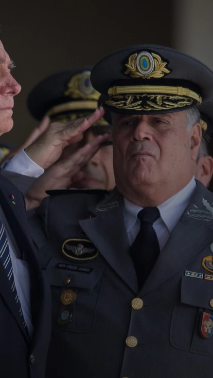 Militares batem continência para Jair Bolsonaro. Em seu governo, colegas da Aman tiveram cargos e promoções com supersalários. Militares batem continência para Jair Bolsonaro. Em seu governo, colegas da Aman tiveram cargos e promoções com supersalários.