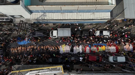 Moradores enfileiraram dezenas de corpos encontrados após operação da polícia no Rio de Janeiro (Foto Ricardo Moraes/Reuters/Folhapress) Moradores enfileiraram dezenas de corpos encontrados após operação da polícia no Rio de Janeiro (Foto Ricardo Moraes/Reuters/Folhapress)