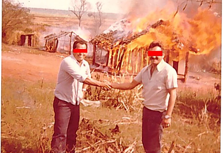 Fotos inéditas: funcionários de Itaipu comemoram incêndio em casas de indígenas