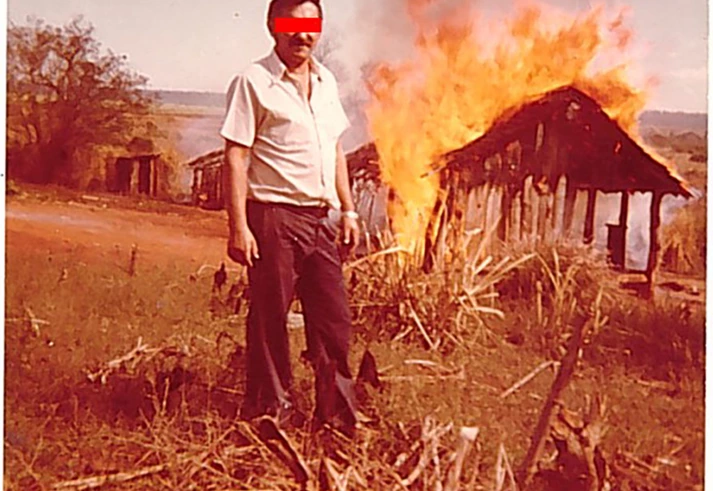 Fotos inéditas: funcionários de Itaipu comemoram incêndio em casas de indígenas