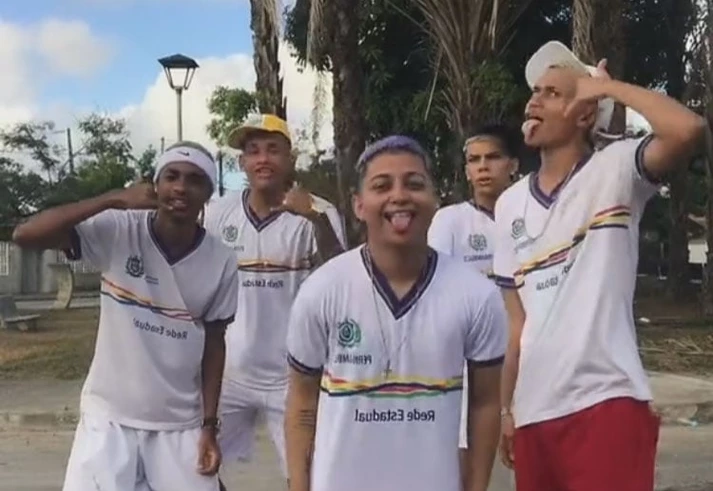 O uniforme da rede pública é motivo de estigma e objeto de desejo de tiktokers