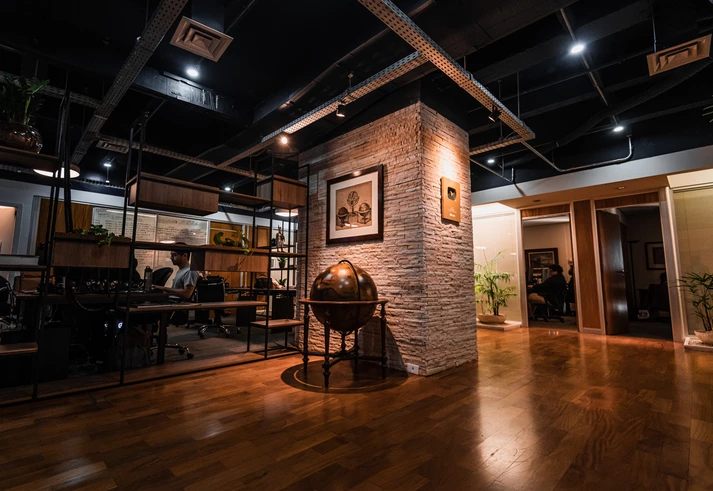 Brasil Paralelo lança ofensiva judicial para calar críticos e reescrever a própria história