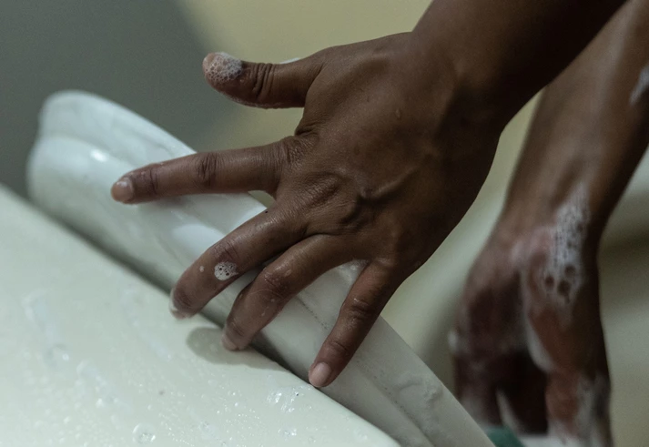 Faxineira deixa até 64% do valor pago pelo cliente com o aplicativo