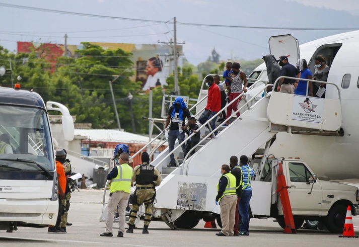 Biden supera Trump ao deportar milhares de haitianos em velocidade não vista há décadas